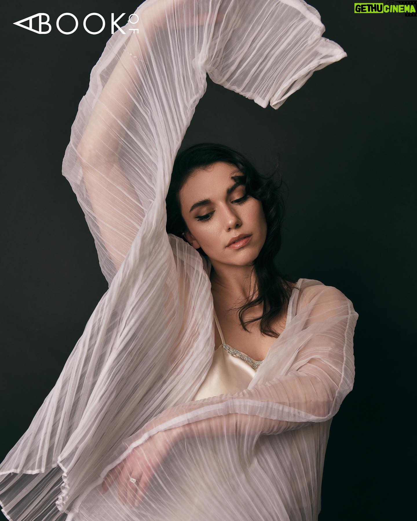 Grace Caroline Currey Instagram - @abookof 🤍 Photography: @graphicsmetropolis Styling: @lil_saigon Makeup: @elainakarras_ Hair: @virginie.pineda