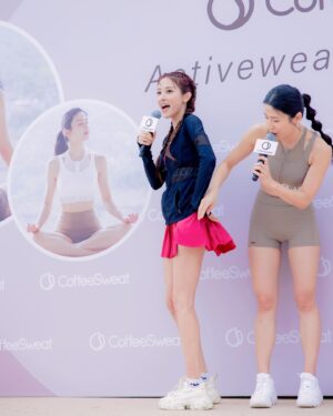 Grace Chan Instagram - 爸爸淋住雨都一齊陪我去支持朋友🥹❤️☔️ 

終於到我出相啦！
大家最近應該都有留意
靚靚嘅 Coffee 小姐運動品牌 @coffeesweat_ 
出咗最新系列😍
其實大家都知我最近愛上咗運動 （攀石，行山等等）
而佢嘅衫唔單止好睇，仲要超級舒服！
今次我揀咗紅色呢一套
着上身，簡直覺得自己變返22歲少女😂
我爹哋都話好青春好有活力！
我老公仲問我係唔係買嚟同佢打網球 🎾🤣
最開心就係見到好多人就算落雨
都一齊嚟做運動 🧘‍♀️ 
Coffee 你嘅粉絲真係唔話得！！
重點要多謝埋爸爸 🥹
嗰朝見到落大雨，就話要車我去function 
仲要等足全程🙈
This is why I am the ultimate DADDYS GIRL! 😘

📸 @alanwong447