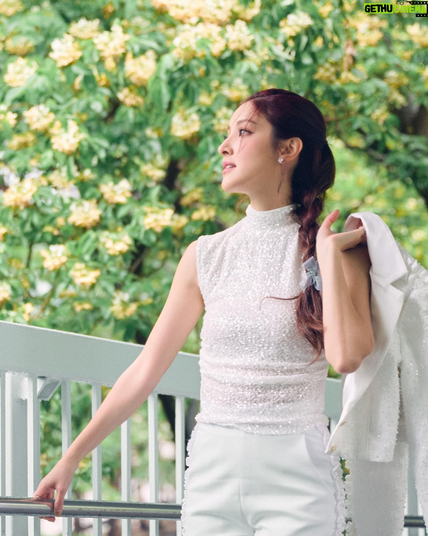 Grace Chan Instagram - …but if it weren’t for the rain, how would the flowers bloom? 🌼 experiencing amber rain like we did in HK today might have seemed an inconvenience to many people, but it also reminds me that just like rain, everything happens for a reason; in good faith, eventually all things will fall into place and make sense. P.s. rainstorms are strangely my favorite weather…but that’s a whole different story 😉 5-min photos by @lavonnli Wearing my fav @natacha_van MUA @michelletung @henryli_makeup
