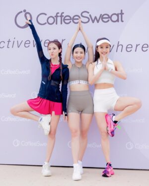 Grace Chan Instagram - 爸爸淋住雨都一齊陪我去支持朋友🥹❤️☔️ 

終於到我出相啦！
大家最近應該都有留意
靚靚嘅 Coffee 小姐運動品牌 @coffeesweat_ 
出咗最新系列😍
其實大家都知我最近愛上咗運動 （攀石，行山等等）
而佢嘅衫唔單止好睇，仲要超級舒服！
今次我揀咗紅色呢一套
着上身，簡直覺得自己變返22歲少女😂
我爹哋都話好青春好有活力！
我老公仲問我係唔係買嚟同佢打網球 🎾🤣
最開心就係見到好多人就算落雨
都一齊嚟做運動 🧘‍♀️ 
Coffee 你嘅粉絲真係唔話得！！
重點要多謝埋爸爸 🥹
嗰朝見到落大雨，就話要車我去function 
仲要等足全程🙈
This is why I am the ultimate DADDYS GIRL! 😘

📸 @alanwong447