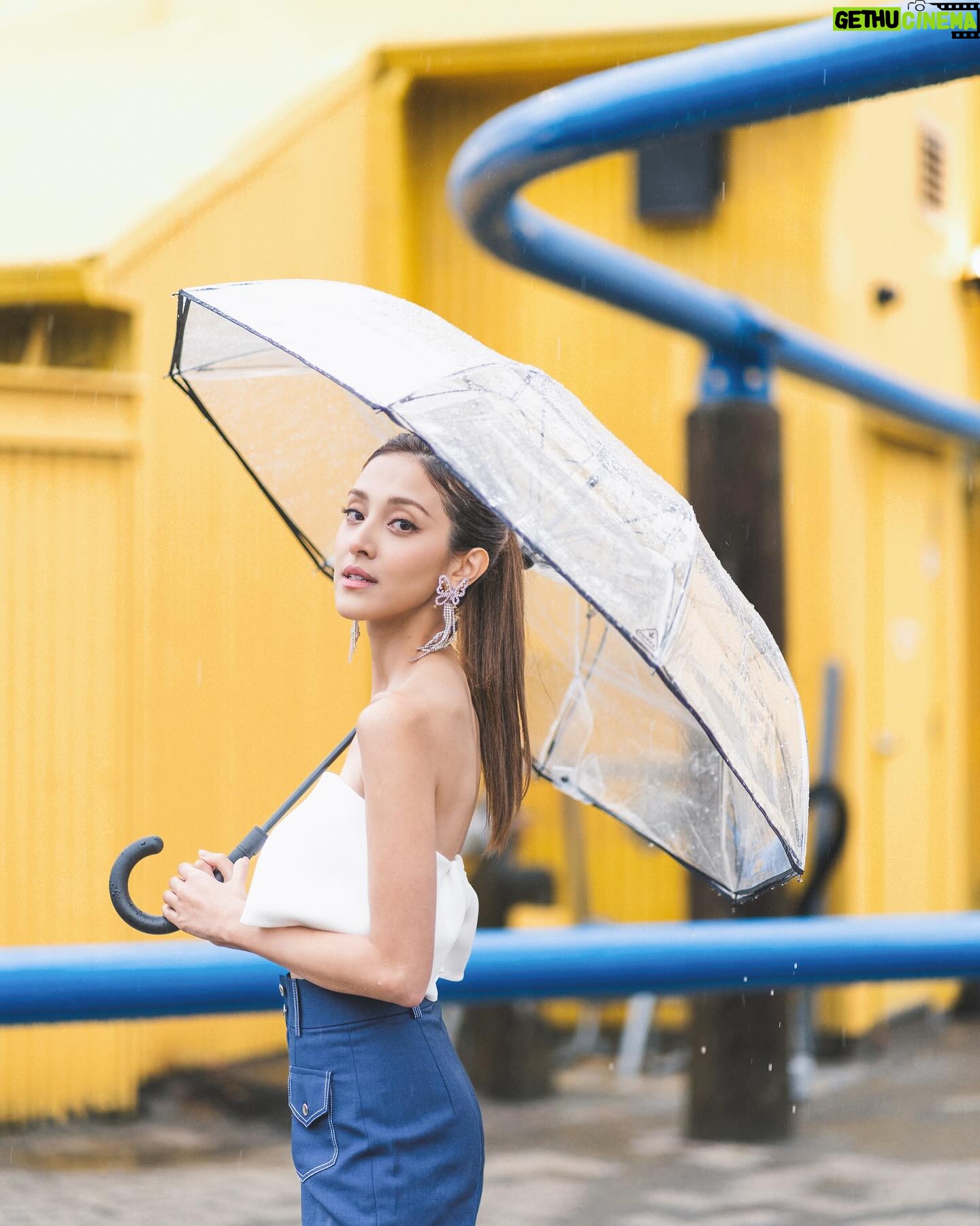 Grace Chan Instagram - When you’ve lived in “Rain-couver” all your life… You learn to appreciate that… Rain is beautiful 🌧️ It’s what makes the grass grow and the flowers bloom, It’s provides water for crops and for us too, It replenishes creeks and reservoirs, And it washes off the dust on the streets… What I’m trying to say is, In every situation that seems undesirable, We can exercise our minds to see it in a different light Because there’s always two sides to the coin Just like a rainbow wouldn’t be a rainbow without rain ☔️ 📸 @bern_cc #mondaythoughts #weekdaymotivation