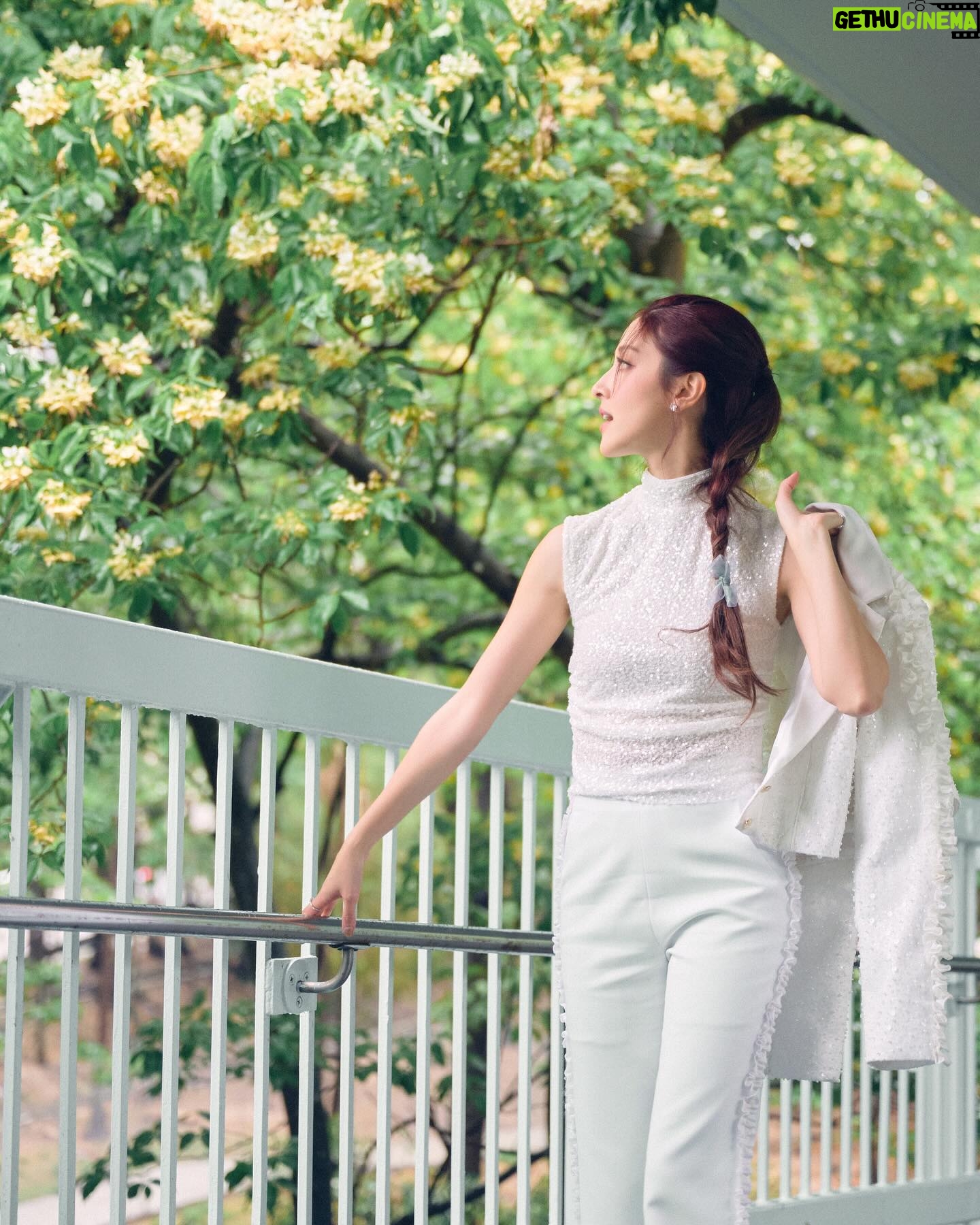 Grace Chan Instagram - …but if it weren’t for the rain, how would the flowers bloom? 🌼 experiencing amber rain like we did in HK today might have seemed an inconvenience to many people, but it also reminds me that just like rain, everything happens for a reason; in good faith, eventually all things will fall into place and make sense. P.s. rainstorms are strangely my favorite weather…but that’s a whole different story 😉 5-min photos by @lavonnli Wearing my fav @natacha_van MUA @michelletung @henryli_makeup
