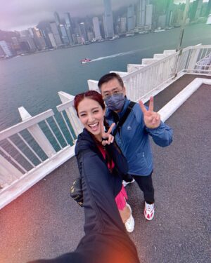 Grace Chan Instagram - 爸爸淋住雨都一齊陪我去支持朋友🥹❤️☔️ 

終於到我出相啦！
大家最近應該都有留意
靚靚嘅 Coffee 小姐運動品牌 @coffeesweat_ 
出咗最新系列😍
其實大家都知我最近愛上咗運動 （攀石，行山等等）
而佢嘅衫唔單止好睇，仲要超級舒服！
今次我揀咗紅色呢一套
着上身，簡直覺得自己變返22歲少女😂
我爹哋都話好青春好有活力！
我老公仲問我係唔係買嚟同佢打網球 🎾🤣
最開心就係見到好多人就算落雨
都一齊嚟做運動 🧘‍♀️ 
Coffee 你嘅粉絲真係唔話得！！
重點要多謝埋爸爸 🥹
嗰朝見到落大雨，就話要車我去function 
仲要等足全程🙈
This is why I am the ultimate DADDYS GIRL! 😘

📸 @alanwong447