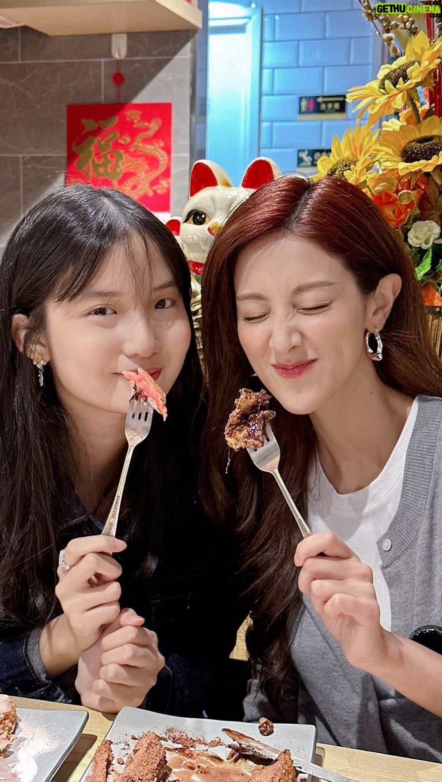Grace Chan Instagram - HK-STYLE LAVA OVALTINE FRENCH TOAST ⚠️😍🤩 超級鍾意食西多士嘅我 🧏🏻♀️ 今日竟然俾兩位年輕人 帶我去到深水埗「搵食」 😱 呢一間店舖勁有心 一家人齊齊親力親為做生意💪 不過重點就係: 個西多士真係好好食呀! 除咗阿華田同原味,仲有新出嘅士多啤梨🍓 呢度好似細個食嘅種棉花糖~🥰 WHAT IS YOUR FAVORITE TYPE OF FRENCH TOAST? Vote Below! 🥜
