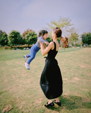 Grace Chan Instagram - When you have 3 kids, everyday is children’s day🤣🩵💚🤍

My dad always tells me 
that out of the three of us (my older sister & my twin bro)
I was always the first one to run in front of his camera
Slap on the biggest smile and say CHEESE! 😁🧏🏻‍♀️
Maybe it was because I knew how happy it would make him then
But little did I know how happy I would feel seeing these photos now.
A picture isn’t just worth a thousand words, 
It’s worth a lifetime of memories🤍

If there’s one advice I would share with other parents,
It’s to take more photos, record more videos 
And capture those funny, sweet, random
little pieces of life for your kids to look back at one day. 

Happy Children’s Day 🧸🎀