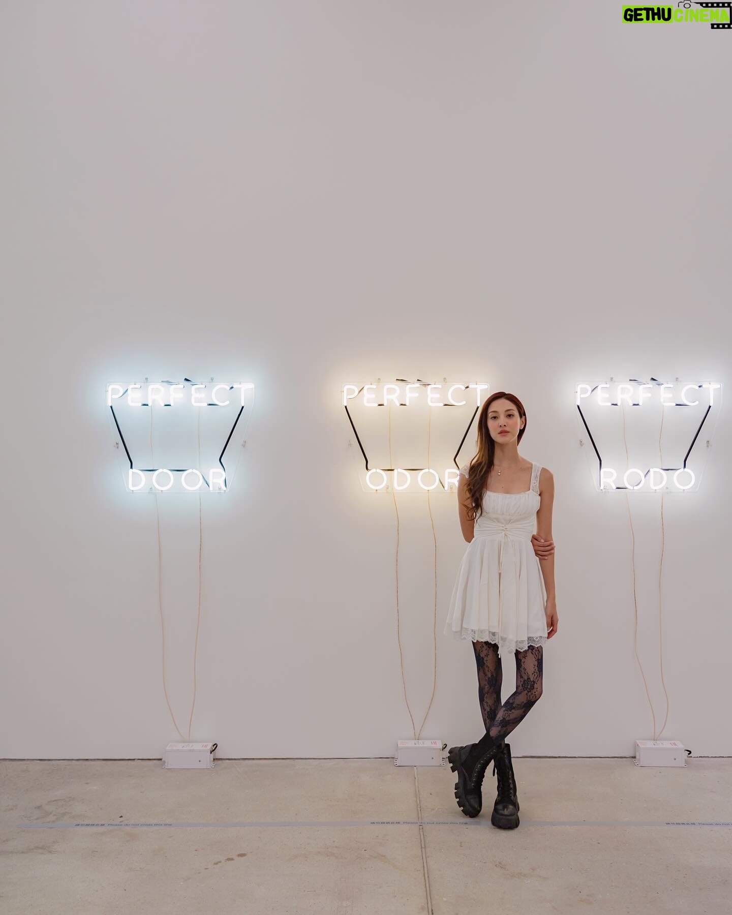 Grace Chan Instagram - It took me 32 years to finally understand art… ...and for some it may take longer or no time at all. You see, art to me has always been one of the most subjective human experiences. You can love it, understand it, be frightened by it, or confused by it. The list goes on. Visiting the newly opened Bruce Nauman exhibition at Tai Kwun, I felt all of the aforementioned emotions. The works are thought provoking and often requires a second look. His art really draws you in with its “loudness” in midst of the simplicity. This exhibition opened my eyes and mind. I loved it. I really do. My favorite work is the three heads “waterfall” piece which not only looks intriguing but pierces your memory with sight and sound. There’s so much to be experienced at this exhibition. I promise it won’t disappoint. Bruce Nauman Exhibition Period: Now to 18 August 2024 JC Contemporary and F Hall Gallery @taikwun.hk @taikwuncontemporary #TaiKwun #BruceNauman #BruceNaumanTaiKwun #大館 #布魯斯瑙曼 #大館當代美術館 #布魯斯瑙曼大館