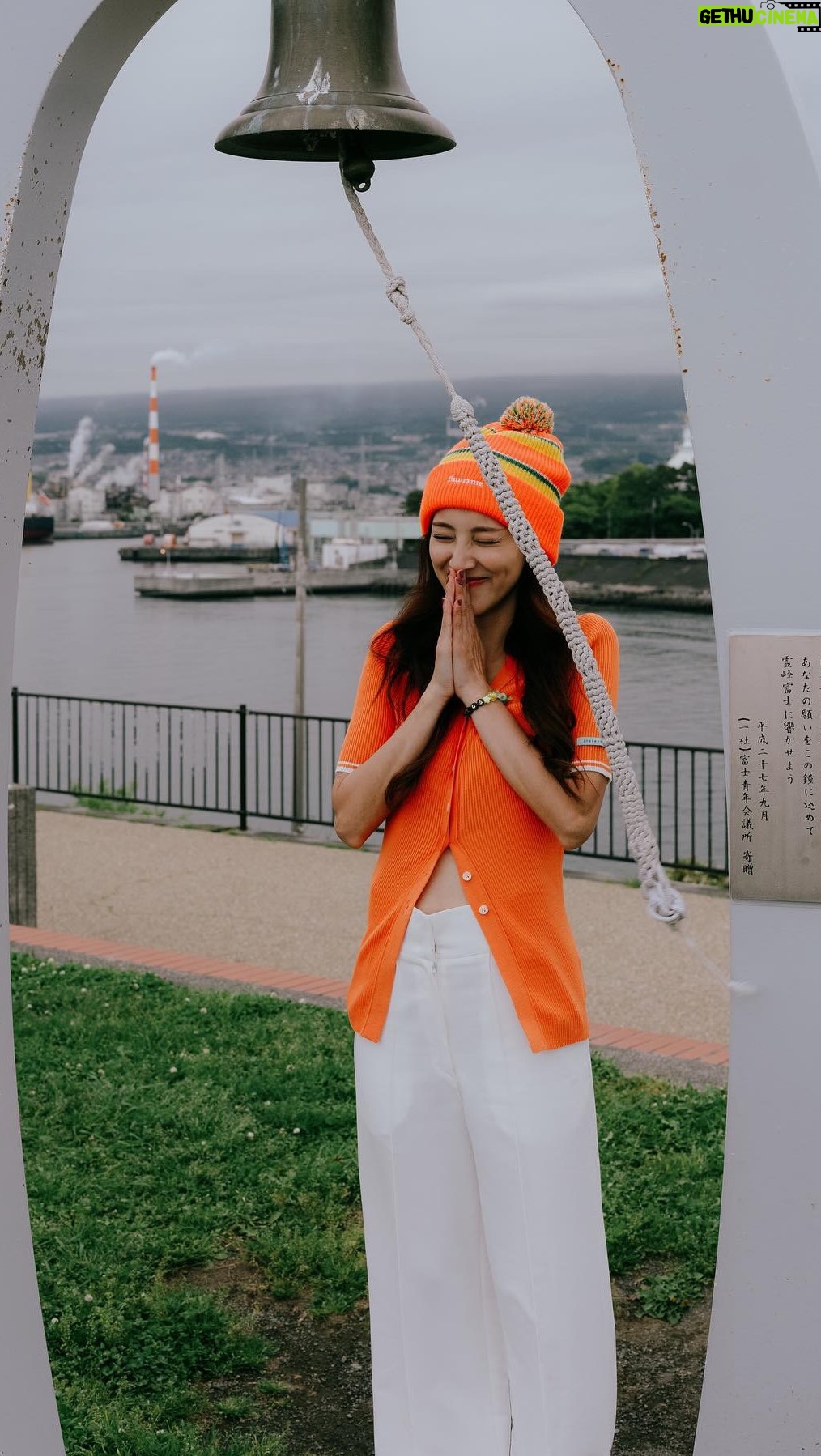 Grace Chan Instagram - 快閃東京!JAPAN VLOG! 🇯🇵❤️😍 The best kind of trip is a 工作於娛樂 one right? 所以今次雖然得幾日 不過我都好enjoy 呢一個短短嘅旅程! But the main reason I came this time 就係去探我朋友嘅factory! 之前同佢攀石嘅時候 佢就送咗佢自己出嘅產品Mizu Mizu Frost 24K 美肌飲同其他美顏產品俾我試😍 唔單止好用,味道仲唔錯添㗎! 所以今次就一齊參觀佢哋製作嘅廠 了解多啲關於佢嘅品牌😄 之後當然就係要食返餐好啦! 唔講咁多啦 去片 🎞️🩷 @mizumizu_hk