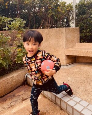 Grace Chan Instagram - When you have 3 kids, everyday is children’s day🤣🩵💚🤍

My dad always tells me 
that out of the three of us (my older sister & my twin bro)
I was always the first one to run in front of his camera
Slap on the biggest smile and say CHEESE! 😁🧏🏻‍♀️
Maybe it was because I knew how happy it would make him then
But little did I know how happy I would feel seeing these photos now.
A picture isn’t just worth a thousand words, 
It’s worth a lifetime of memories🤍

If there’s one advice I would share with other parents,
It’s to take more photos, record more videos 
And capture those funny, sweet, random
little pieces of life for your kids to look back at one day. 

Happy Children’s Day 🧸🎀