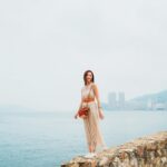 Grace Chan Instagram - 喺香港超過10年都唔知道⋯ 原來鯉魚門入面有一啲咁靚嘅景色！ Honestly it never ceases to amaze me how many beautiful and unsuspecting places HK has. 🥹 I mean the fact that you can find mountainous terrains and rocky beaches in the SAME area is unbelievable 😍 所以唔好話我唔益你 下次你哋諗住影OOTD 都可以選擇嚟呢個地方～ Speaking of my outfit, I’m obsessed with the latest collection from @gerarddarel which is focuses on a chic, relaxed and fresh look… 👀 You know the drill: tell me your favorite look below! #gerarddarel #gerarddarelhk