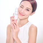 Grace Chan Instagram - MY FIRST SKINCARE ASMR— and it was gooood 🤤 講秘密梗係要靜靜雞㗎啦， 所以我都特別拍咗個ASMR 同大家分享我最近嘅皮膚秘密 🤫 拍嘅過程我都忍唔住笑 因為真係好細聲😂😂😂好唔似我平時本人！ ANYWAY 準備好未啊？我最近用咗SK-II 神仙水同小燈泡精華啦😍🤩 加埋一齊用，真係可以話CP值爆燈！ That’s my perfect skin combo secret— 唔知大家用完又唔會拍返條ASMR俾我睇呢？ #SKII神仙水精華#膚質超越同齡 #SKII小燈泡精華 #7天有感明亮#晶瑩剔透美肌 #inpartnershipwithskii #SKIIHK