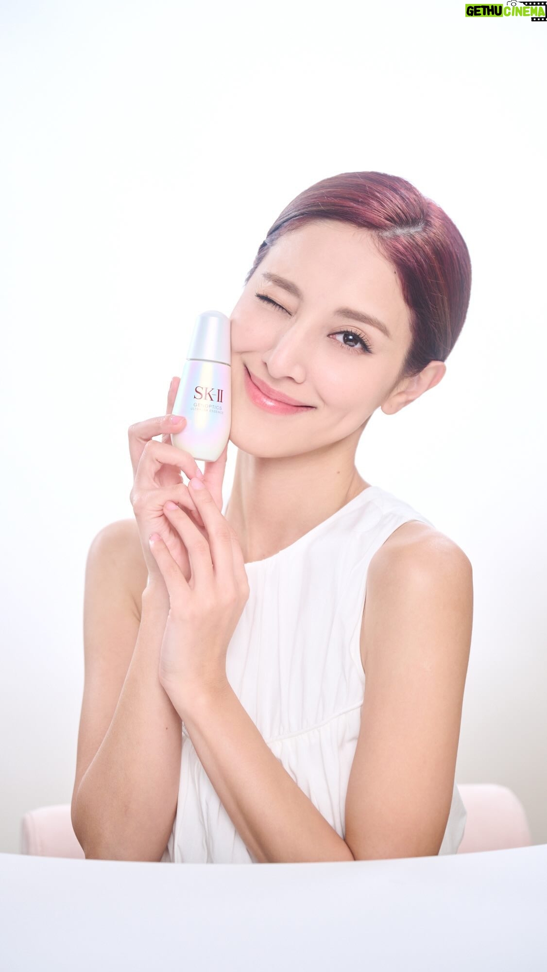 Grace Chan Instagram - MY FIRST SKINCARE ASMR— and it was gooood 🤤 講秘密梗係要靜靜雞㗎啦, 所以我都特別拍咗個ASMR 同大家分享我最近嘅皮膚秘密 🤫 拍嘅過程我都忍唔住笑 因為真係好細聲😂😂😂好唔似我平時本人! ANYWAY 準備好未啊?我最近用咗SK-II 神仙水同小燈泡精華啦😍🤩 加埋一齊用,真係可以話CP值爆燈! That’s my perfect skin combo secret— 唔知大家用完又唔會拍返條ASMR俾我睇呢? #SKII神仙水精華#膚質超越同齡 #SKII小燈泡精華 #7天有感明亮#晶瑩剔透美肌 #inpartnershipwithskii #SKIIHK