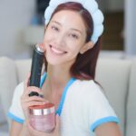 Grace Chan Instagram – 【Promo Code&Giveaway】ITS FINALLY MY TURN FOR GLASSY SKIN 🪞
 
全港最熱賣嘅美容儀器 MEDICUBE AGE-R BOOSTER PRO
我已經用咗2個月! ! ! HERES WHAT I HAVE TO SAY:
 
佢真係改變咗我喺屋企嘅護理experience 😍
WHY?
 
唔使5分鐘就完成一個療程 
可以日日用
四合一模式簡直係破天荒技術！（還可以連接AGE-R APP享受5種LED功能)
超級方便同容易用
最喜歡的booster模式可以幫助護膚品吸收7.9倍！
最重要係佢真係令到皮膚提亮，提升，同改善！
 
Okok the moment you’re waiting for:
而家去medicube香港官網購買Age-R Booster Pro嘅時候，
輸入【GRACE05】即可享受追加10%OFF優惠❤
優惠進行到6月5日 ~

🛒medicube 香港官網> https://bit.ly/42LVY3m

🎁GIVEAWAY 
FOLLOW @medicube_hk_official
Like, comment and tag a friends on this post, tell us WHY YOU WANT TO USE THE BOOSTER PRO!
Will choose 1 winner on 7th June ❤ 
Gift: 2 Age-R Booster Pro

#medicube #medicubehk #ager #boosterpro #智慧多功能 #韓國皇牌美容儀 @medicube_hk_official