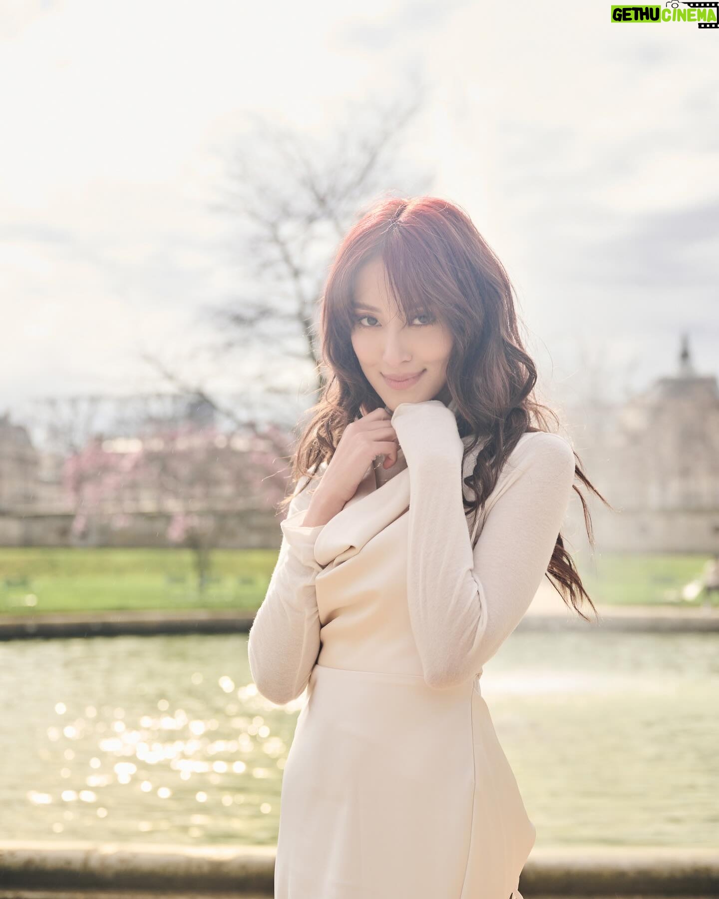 Grace Chan Instagram - The girl in a park in Paris. ⛲️ Before you think how uninspired this caption title is, here me out: The first time I went to Paris was when I was 10 or 11 with my family. It was one of those tour-guided trips —7 countries in 7 days around Europe— and guess what? I LOVED IT. I remember eating escargots for the first time I remember making up songs on the bus with my sister I also remember running through the park, surrounded by French colonial buildings…🤍🩷 And now so many years later, I’m back, but still that girl at heart. What’s your favorite Parisian memory?
