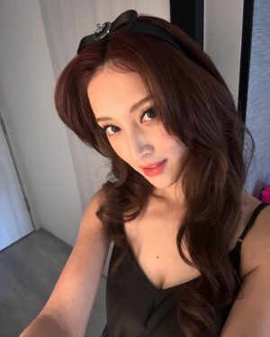 Grace Chan Instagram - Just when you thought I’ve posted all my photos from Singapore… 🇸🇬😏🫴🏻

Think again. 
Can’t get enough of my 48 hours in SG (it HAS been a good 5 years since I last went) and so I decided to share 10 more candid moments from my trip —straight from my phone— with @lovebonito 🩷

Which is your favorite outfit? 😌