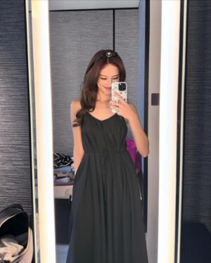 Grace Chan Instagram - Just when you thought I’ve posted all my photos from Singapore… 🇸🇬😏🫴🏻

Think again. 
Can’t get enough of my 48 hours in SG (it HAS been a good 5 years since I last went) and so I decided to share 10 more candid moments from my trip —straight from my phone— with @lovebonito 🩷

Which is your favorite outfit? 😌