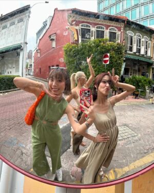 Grace Chan Instagram - Just when you thought I’ve posted all my photos from Singapore… 🇸🇬😏🫴🏻

Think again. 
Can’t get enough of my 48 hours in SG (it HAS been a good 5 years since I last went) and so I decided to share 10 more candid moments from my trip —straight from my phone— with @lovebonito 🩷

Which is your favorite outfit? 😌