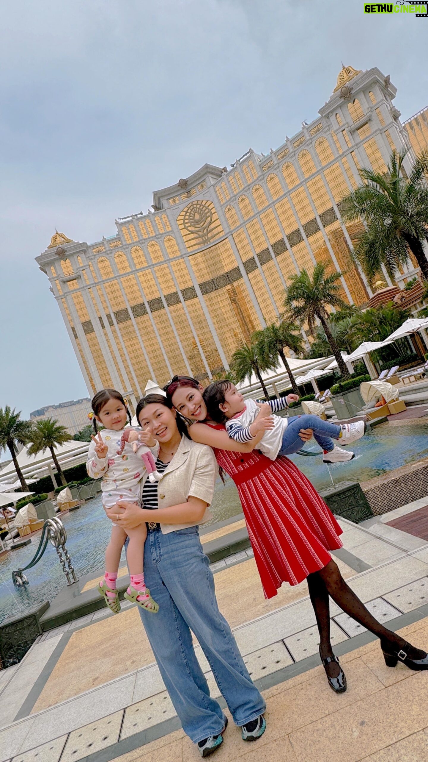 Grace Chan Instagram - Carlos & LouLou’s FIRST TIME IN MACAU! 🥹🩷 I loooove making vlogs with me and the kids, and I wish I did them more often… not only does it capture all the candid and sweet moments, but it’s sort of a way for me to “lock” up this time of their life (they grow up too fast!! 😮💨) And just last week, lil Carlos and his newest best friend LouLou went to Macau for their FIRST time and had such a fun time experiencing the new Galaxy Kidz Macau! Don’t tell anyone, 🤫 but it was also his first time having a vanilla cupcake, which he learned how to decorate at the cooking workshop. And just like his mother, he really has a sweet tooth!🦷🧁 If you haven’t been yet, the new edutainment center really is the perfect combo of fun and learning with 10 interactive zones! 😉 #GrandResortDeck #andazmacau #saffronmacau #GalaxyKidz