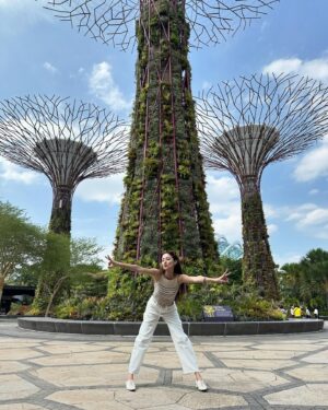Grace Chan Instagram - Just when you thought I’ve posted all my photos from Singapore… 🇸🇬😏🫴🏻

Think again. 
Can’t get enough of my 48 hours in SG (it HAS been a good 5 years since I last went) and so I decided to share 10 more candid moments from my trip —straight from my phone— with @lovebonito 🩷

Which is your favorite outfit? 😌