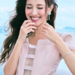 Grace Chan Instagram – 出門口嘅時候又爭啲俾人話啦🤣

不過都係少少性感啫⋯ 🤏🏻
唔好放錯重點🤭
Look at all the glittering pieces I have on! 💍 
作為一個girly-girl but also a mom 
我真係好鍾意帶靚靚嘅首飾～
但係我又有啲貪心 🫶🏻
有時我就想揀啲simple & easy to match items 
有時又鍾意wild and outstanding…
好彩 @thefuture.rocks 可以滿足我所有嘅需求😍💖
我嘅wish list? 
一定就係我手上 The Ring II 系列嘅培育鑽石戒指 💍 
最特別係個 Ring band… it’s made of 8-carat lab-grown sapphire! 
With Mother’s Day around the corner…
唔知我啲仔仔識唔識做呢？😏