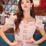 Grace Chan Instagram – 出門口嘅時候又爭啲俾人話啦🤣

不過都係少少性感啫⋯ 🤏🏻
唔好放錯重點🤭
Look at all the glittering pieces I have on! 💍 
作為一個girly-girl but also a mom 
我真係好鍾意帶靚靚嘅首飾～
但係我又有啲貪心 🫶🏻
有時我就想揀啲simple & easy to match items 
有時又鍾意wild and outstanding…
好彩 @thefuture.rocks 可以滿足我所有嘅需求😍💖
我嘅wish list? 
一定就係我手上 The Ring II 系列嘅培育鑽石戒指 💍 
最特別係個 Ring band… it’s made of 8-carat lab-grown sapphire! 
With Mother’s Day around the corner…
唔知我啲仔仔識唔識做呢？😏