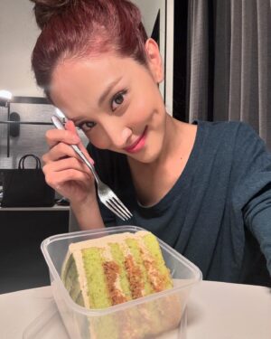 Grace Chan Instagram - Just when you thought I’ve posted all my photos from Singapore… 🇸🇬😏🫴🏻

Think again. 
Can’t get enough of my 48 hours in SG (it HAS been a good 5 years since I last went) and so I decided to share 10 more candid moments from my trip —straight from my phone— with @lovebonito 🩷

Which is your favorite outfit? 😌