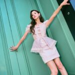 Grace Chan Instagram – 出門口嘅時候又爭啲俾人話啦🤣

不過都係少少性感啫⋯ 🤏🏻
唔好放錯重點🤭
Look at all the glittering pieces I have on! 💍 
作為一個girly-girl but also a mom 
我真係好鍾意帶靚靚嘅首飾～
但係我又有啲貪心 🫶🏻
有時我就想揀啲simple & easy to match items 
有時又鍾意wild and outstanding…
好彩 @thefuture.rocks 可以滿足我所有嘅需求😍💖
我嘅wish list? 
一定就係我手上 The Ring II 系列嘅培育鑽石戒指 💍 
最特別係個 Ring band… it’s made of 8-carat lab-grown sapphire! 
With Mother’s Day around the corner…
唔知我啲仔仔識唔識做呢？😏