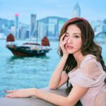 Grace Chan Instagram – 出門口嘅時候又爭啲俾人話啦🤣

不過都係少少性感啫⋯ 🤏🏻
唔好放錯重點🤭
Look at all the glittering pieces I have on! 💍 
作為一個girly-girl but also a mom 
我真係好鍾意帶靚靚嘅首飾～
但係我又有啲貪心 🫶🏻
有時我就想揀啲simple & easy to match items 
有時又鍾意wild and outstanding…
好彩 @thefuture.rocks 可以滿足我所有嘅需求😍💖
我嘅wish list? 
一定就係我手上 The Ring II 系列嘅培育鑽石戒指 💍 
最特別係個 Ring band… it’s made of 8-carat lab-grown sapphire! 
With Mother’s Day around the corner…
唔知我啲仔仔識唔識做呢？😏