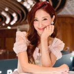 Grace Chan Instagram – 出門口嘅時候又爭啲俾人話啦🤣

不過都係少少性感啫⋯ 🤏🏻
唔好放錯重點🤭
Look at all the glittering pieces I have on! 💍 
作為一個girly-girl but also a mom 
我真係好鍾意帶靚靚嘅首飾～
但係我又有啲貪心 🫶🏻
有時我就想揀啲simple & easy to match items 
有時又鍾意wild and outstanding…
好彩 @thefuture.rocks 可以滿足我所有嘅需求😍💖
我嘅wish list? 
一定就係我手上 The Ring II 系列嘅培育鑽石戒指 💍 
最特別係個 Ring band… it’s made of 8-carat lab-grown sapphire! 
With Mother’s Day around the corner…
唔知我啲仔仔識唔識做呢？😏
