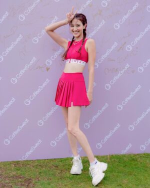 Grace Chan Instagram - 爸爸淋住雨都一齊陪我去支持朋友🥹❤️☔️ 

終於到我出相啦！
大家最近應該都有留意
靚靚嘅 Coffee 小姐運動品牌 @coffeesweat_ 
出咗最新系列😍
其實大家都知我最近愛上咗運動 （攀石，行山等等）
而佢嘅衫唔單止好睇，仲要超級舒服！
今次我揀咗紅色呢一套
着上身，簡直覺得自己變返22歲少女😂
我爹哋都話好青春好有活力！
我老公仲問我係唔係買嚟同佢打網球 🎾🤣
最開心就係見到好多人就算落雨
都一齊嚟做運動 🧘‍♀️ 
Coffee 你嘅粉絲真係唔話得！！
重點要多謝埋爸爸 🥹
嗰朝見到落大雨，就話要車我去function 
仲要等足全程🙈
This is why I am the ultimate DADDYS GIRL! 😘

📸 @alanwong447