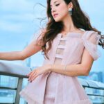 Grace Chan Instagram – 出門口嘅時候又爭啲俾人話啦🤣

不過都係少少性感啫⋯ 🤏🏻
唔好放錯重點🤭
Look at all the glittering pieces I have on! 💍 
作為一個girly-girl but also a mom 
我真係好鍾意帶靚靚嘅首飾～
但係我又有啲貪心 🫶🏻
有時我就想揀啲simple & easy to match items 
有時又鍾意wild and outstanding…
好彩 @thefuture.rocks 可以滿足我所有嘅需求😍💖
我嘅wish list? 
一定就係我手上 The Ring II 系列嘅培育鑽石戒指 💍 
最特別係個 Ring band… it’s made of 8-carat lab-grown sapphire! 
With Mother’s Day around the corner…
唔知我啲仔仔識唔識做呢？😏