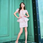 Grace Chan Instagram – 出門口嘅時候又爭啲俾人話啦🤣

不過都係少少性感啫⋯ 🤏🏻
唔好放錯重點🤭
Look at all the glittering pieces I have on! 💍 
作為一個girly-girl but also a mom 
我真係好鍾意帶靚靚嘅首飾～
但係我又有啲貪心 🫶🏻
有時我就想揀啲simple & easy to match items 
有時又鍾意wild and outstanding…
好彩 @thefuture.rocks 可以滿足我所有嘅需求😍💖
我嘅wish list? 
一定就係我手上 The Ring II 系列嘅培育鑽石戒指 💍 
最特別係個 Ring band… it’s made of 8-carat lab-grown sapphire! 
With Mother’s Day around the corner…
唔知我啲仔仔識唔識做呢？😏