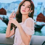 Grace Chan Instagram – 出門口嘅時候又爭啲俾人話啦🤣

不過都係少少性感啫⋯ 🤏🏻
唔好放錯重點🤭
Look at all the glittering pieces I have on! 💍 
作為一個girly-girl but also a mom 
我真係好鍾意帶靚靚嘅首飾～
但係我又有啲貪心 🫶🏻
有時我就想揀啲simple & easy to match items 
有時又鍾意wild and outstanding…
好彩 @thefuture.rocks 可以滿足我所有嘅需求😍💖
我嘅wish list? 
一定就係我手上 The Ring II 系列嘅培育鑽石戒指 💍 
最特別係個 Ring band… it’s made of 8-carat lab-grown sapphire! 
With Mother’s Day around the corner…
唔知我啲仔仔識唔識做呢？😏