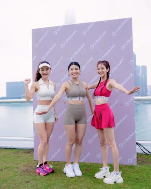 Grace Chan Instagram - 爸爸淋住雨都一齊陪我去支持朋友🥹❤️☔️ 

終於到我出相啦！
大家最近應該都有留意
靚靚嘅 Coffee 小姐運動品牌 @coffeesweat_ 
出咗最新系列😍
其實大家都知我最近愛上咗運動 （攀石，行山等等）
而佢嘅衫唔單止好睇，仲要超級舒服！
今次我揀咗紅色呢一套
着上身，簡直覺得自己變返22歲少女😂
我爹哋都話好青春好有活力！
我老公仲問我係唔係買嚟同佢打網球 🎾🤣
最開心就係見到好多人就算落雨
都一齊嚟做運動 🧘‍♀️ 
Coffee 你嘅粉絲真係唔話得！！
重點要多謝埋爸爸 🥹
嗰朝見到落大雨，就話要車我去function 
仲要等足全程🙈
This is why I am the ultimate DADDYS GIRL! 😘

📸 @alanwong447