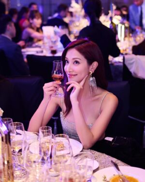 Grace Chan Instagram - nights like these… ✨ 

you know the saying about how what we post on social media and reality sometimes differs?
But sometimes there’s a special occasion when the two beautifully merge…it’s rare, and it shines 💎 
Thank you @camuscognac for having me at the Chaine Bailliage Diamond Ball~ it was definitely a night to be remembered 🤍