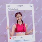 Grace Chan Instagram - 爸爸淋住雨都一齊陪我去支持朋友🥹❤️☔️ 終於到我出相啦！ 大家最近應該都有留意 靚靚嘅 Coffee 小姐運動品牌 @coffeesweat_ 出咗最新系列😍 其實大家都知我最近愛上咗運動 （攀石，行山等等） 而佢嘅衫唔單止好睇，仲要超級舒服！ 今次我揀咗紅色呢一套 着上身，簡直覺得自己變返22歲少女😂 我爹哋都話好青春好有活力！ 我老公仲問我係唔係買嚟同佢打網球 🎾🤣 最開心就係見到好多人就算落雨 都一齊嚟做運動 🧘‍♀️ Coffee 你嘅粉絲真係唔話得！！ 重點要多謝埋爸爸 🥹 嗰朝見到落大雨，就話要車我去function 仲要等足全程🙈 This is why I am the ultimate DADDYS GIRL! 😘 📸 @alanwong447