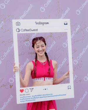 Grace Chan Instagram - 爸爸淋住雨都一齊陪我去支持朋友🥹❤️☔️ 

終於到我出相啦！
大家最近應該都有留意
靚靚嘅 Coffee 小姐運動品牌 @coffeesweat_ 
出咗最新系列😍
其實大家都知我最近愛上咗運動 （攀石，行山等等）
而佢嘅衫唔單止好睇，仲要超級舒服！
今次我揀咗紅色呢一套
着上身，簡直覺得自己變返22歲少女😂
我爹哋都話好青春好有活力！
我老公仲問我係唔係買嚟同佢打網球 🎾🤣
最開心就係見到好多人就算落雨
都一齊嚟做運動 🧘‍♀️ 
Coffee 你嘅粉絲真係唔話得！！
重點要多謝埋爸爸 🥹
嗰朝見到落大雨，就話要車我去function 
仲要等足全程🙈
This is why I am the ultimate DADDYS GIRL! 😘

📸 @alanwong447