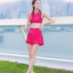 Grace Chan Instagram - 爸爸淋住雨都一齊陪我去支持朋友🥹❤️☔️ 終於到我出相啦！ 大家最近應該都有留意 靚靚嘅 Coffee 小姐運動品牌 @coffeesweat_ 出咗最新系列😍 其實大家都知我最近愛上咗運動 （攀石，行山等等） 而佢嘅衫唔單止好睇，仲要超級舒服！ 今次我揀咗紅色呢一套 着上身，簡直覺得自己變返22歲少女😂 我爹哋都話好青春好有活力！ 我老公仲問我係唔係買嚟同佢打網球 🎾🤣 最開心就係見到好多人就算落雨 都一齊嚟做運動 🧘‍♀️ Coffee 你嘅粉絲真係唔話得！！ 重點要多謝埋爸爸 🥹 嗰朝見到落大雨，就話要車我去function 仲要等足全程🙈 This is why I am the ultimate DADDYS GIRL! 😘 📸 @alanwong447