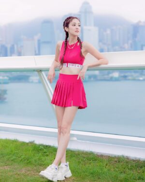 Grace Chan Instagram - 爸爸淋住雨都一齊陪我去支持朋友🥹❤️☔️ 

終於到我出相啦！
大家最近應該都有留意
靚靚嘅 Coffee 小姐運動品牌 @coffeesweat_ 
出咗最新系列😍
其實大家都知我最近愛上咗運動 （攀石，行山等等）
而佢嘅衫唔單止好睇，仲要超級舒服！
今次我揀咗紅色呢一套
着上身，簡直覺得自己變返22歲少女😂
我爹哋都話好青春好有活力！
我老公仲問我係唔係買嚟同佢打網球 🎾🤣
最開心就係見到好多人就算落雨
都一齊嚟做運動 🧘‍♀️ 
Coffee 你嘅粉絲真係唔話得！！
重點要多謝埋爸爸 🥹
嗰朝見到落大雨，就話要車我去function 
仲要等足全程🙈
This is why I am the ultimate DADDYS GIRL! 😘

📸 @alanwong447