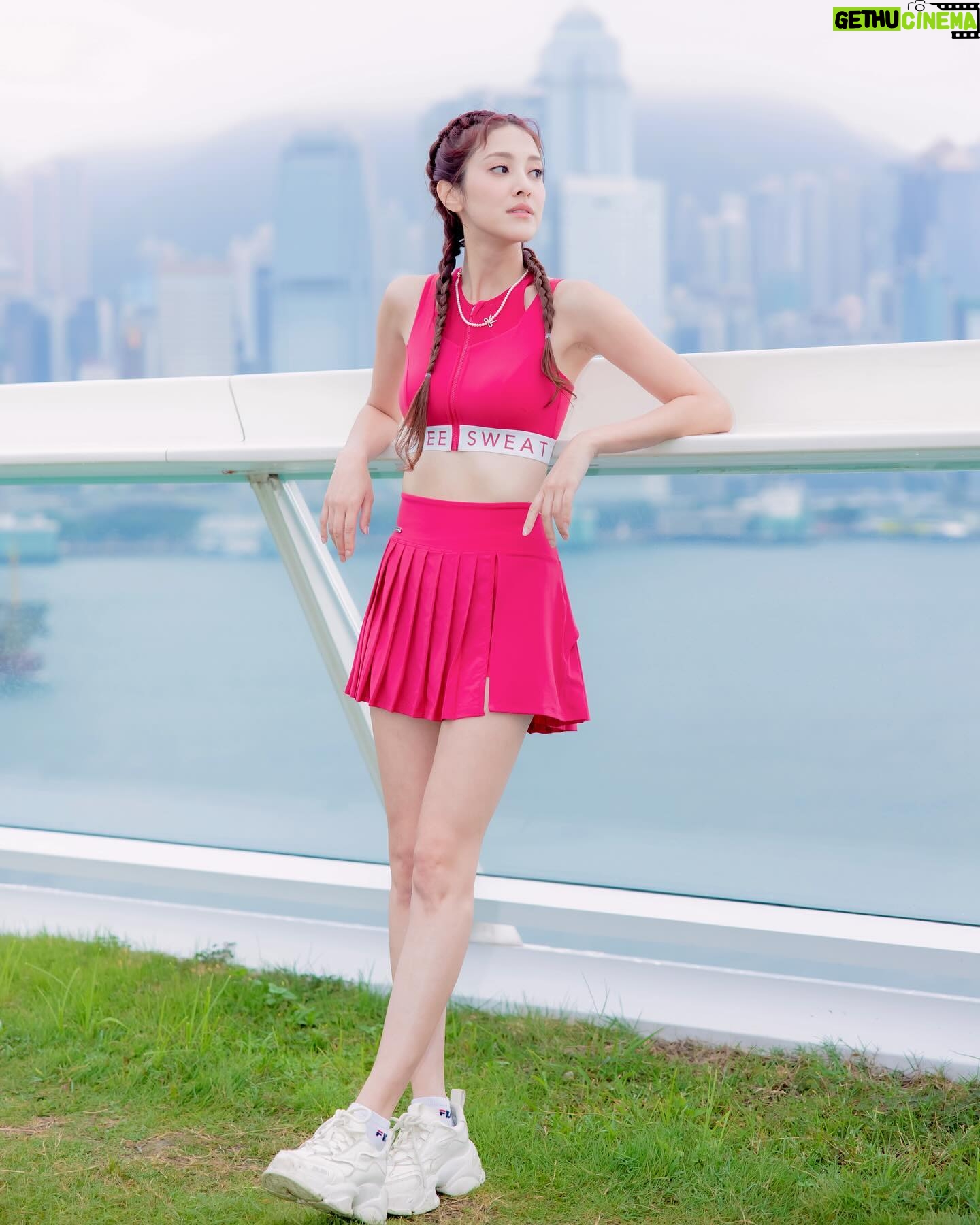 Grace Chan - 10K Likes - 爸爸淋住雨都一齊陪我去支持朋友🥹❤️☔️
終於到我出相啦!
大家最近應該都有留意
靚靚嘅 Coffee 小姐運動品牌 @coffeesweat_
出咗最新系列😍
其實大家都知我最近愛上咗運動 (攀石,行山等等)
而佢嘅衫唔單止好睇,仲要超級舒服!
今次我揀咗紅色呢一套
着上身,簡直覺得自己變返22歲少女😂
我爹哋都話好青春好有活力!
我老公仲問我係唔係買嚟同佢打網球 🎾🤣
最開心就係見到好多人就算落雨
都一齊嚟做運動 🧘♀️
Coffee 你嘅粉絲真係唔話得!!
重點要多謝埋爸爸 🥹
嗰朝見到落大雨,就話要車我去function
仲要等足全程🙈
This is why I am the ultimate DADDYS GIRL! 😘
📸 @alanwong447