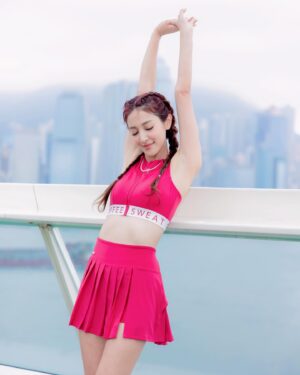 Grace Chan Instagram - 爸爸淋住雨都一齊陪我去支持朋友🥹❤️☔️ 

終於到我出相啦！
大家最近應該都有留意
靚靚嘅 Coffee 小姐運動品牌 @coffeesweat_ 
出咗最新系列😍
其實大家都知我最近愛上咗運動 （攀石，行山等等）
而佢嘅衫唔單止好睇，仲要超級舒服！
今次我揀咗紅色呢一套
着上身，簡直覺得自己變返22歲少女😂
我爹哋都話好青春好有活力！
我老公仲問我係唔係買嚟同佢打網球 🎾🤣
最開心就係見到好多人就算落雨
都一齊嚟做運動 🧘‍♀️ 
Coffee 你嘅粉絲真係唔話得！！
重點要多謝埋爸爸 🥹
嗰朝見到落大雨，就話要車我去function 
仲要等足全程🙈
This is why I am the ultimate DADDYS GIRL! 😘

📸 @alanwong447