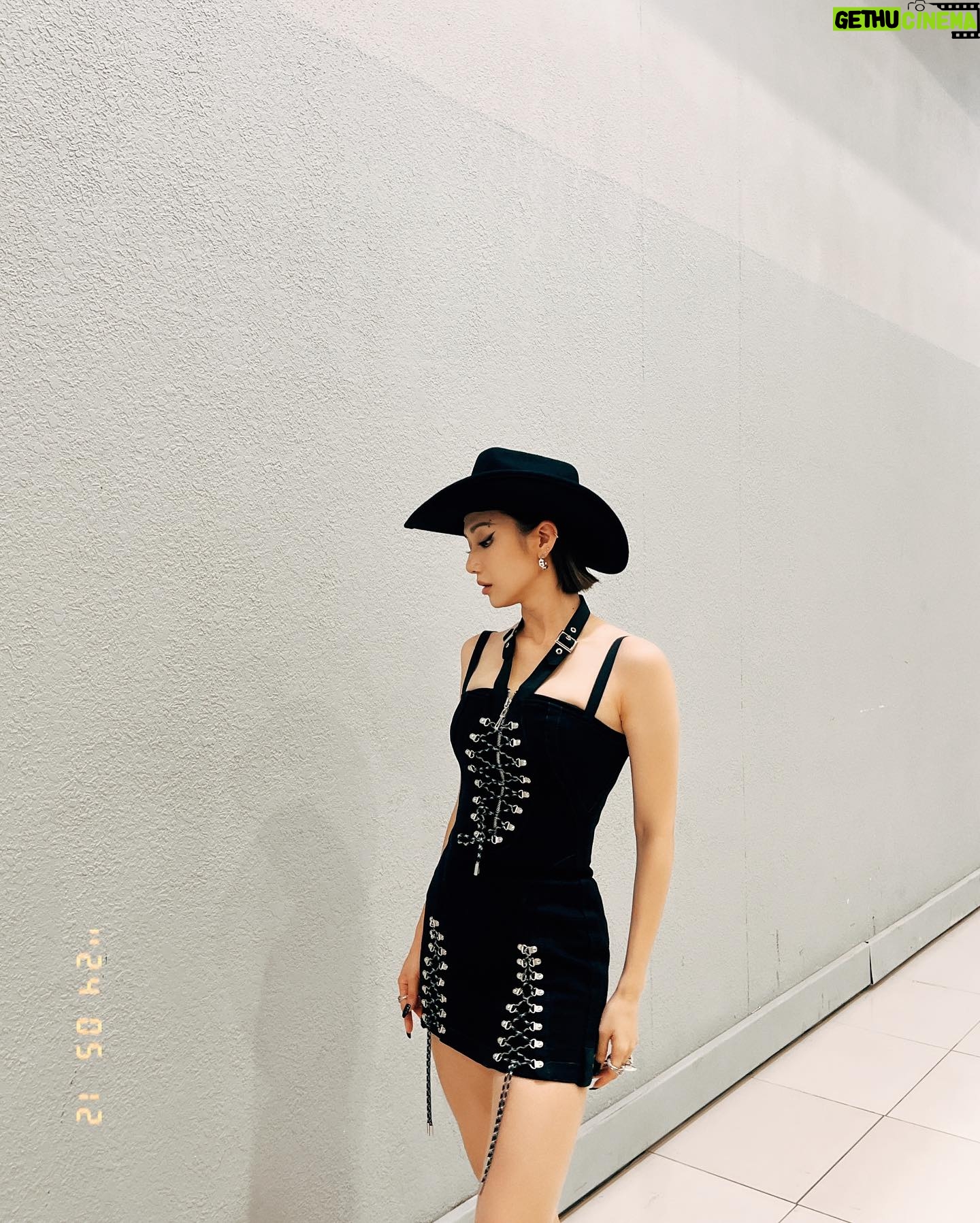 Grace Wong Instagram - These boots are made for walking … Walking all ova you 🫡 Justttttt kidding 🤭 Letting my ghetto cow girl speak 🐮 Had an incredible time Sunday night watching spectacular performances from HK n other international artists!!! Thank u @laiyingdesu for being my chatting partner all night, 總之想企起身跳就盡情跳!😘 @_marifemarife_ n @winka_chan giving me loveeeee n laughs all night and finally get to have my girlcrush moment w @collar.weare 🤭 Thank you @viutv for creating a beautiful night so we can celebrate music together. Anddddd thank you to my styling team for making me feel KYUTEEE and chill 🍹😚 Makeup : @evelynhomakeup Hair : @jamieleehair Stylist : @bebemaklm @worksbyjlg_ Wardrobe @dionlee @theattico @_solo_hk @murmurhk_official Nails : @nailpetite Team @cheungceline @cherylck92 🫶🏻 #yeehaww #GodisGood