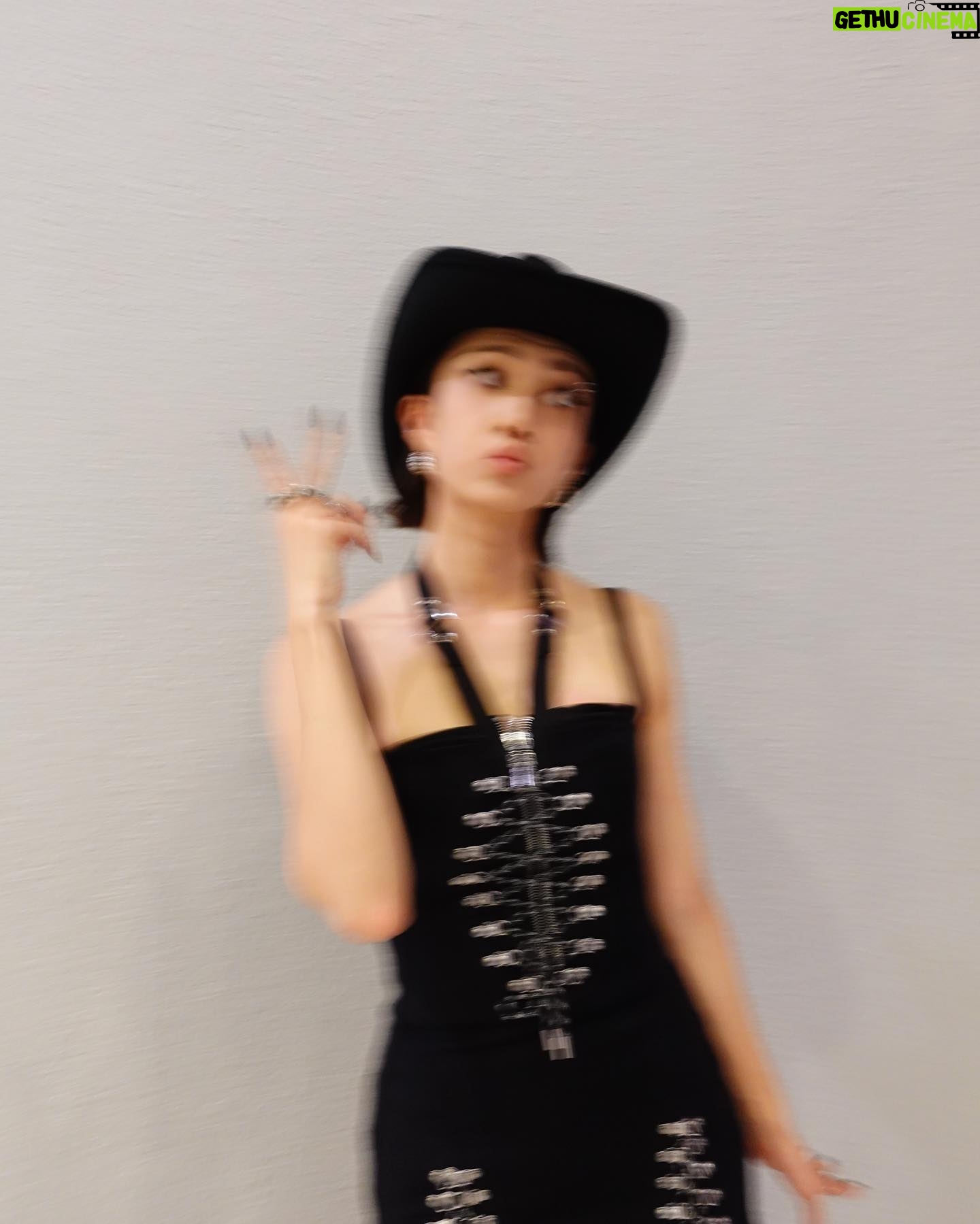 Grace Wong Instagram - These boots are made for walking … Walking all ova you 🫡 Justttttt kidding 🤭 Letting my ghetto cow girl speak 🐮 Had an incredible time Sunday night watching spectacular performances from HK n other international artists!!! Thank u @laiyingdesu for being my chatting partner all night, 總之想企起身跳就盡情跳!😘 @_marifemarife_ n @winka_chan giving me loveeeee n laughs all night and finally get to have my girlcrush moment w @collar.weare 🤭 Thank you @viutv for creating a beautiful night so we can celebrate music together. Anddddd thank you to my styling team for making me feel KYUTEEE and chill 🍹😚 Makeup : @evelynhomakeup Hair : @jamieleehair Stylist : @bebemaklm @worksbyjlg_ Wardrobe @dionlee @theattico @_solo_hk @murmurhk_official Nails : @nailpetite Team @cheungceline @cherylck92 🫶🏻 #yeehaww #GodisGood