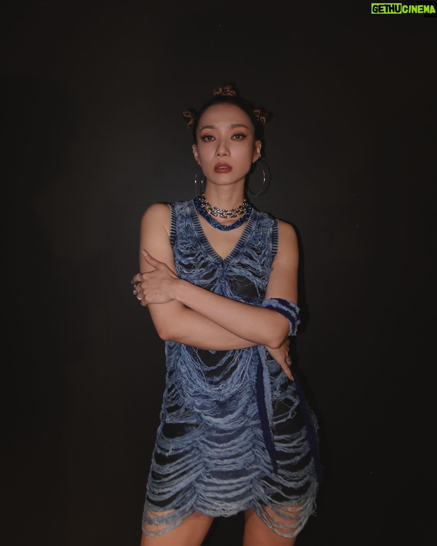Grace Wong Instagram - Excited to join「Chill Club Awards」this year for the 1st time ever! 👀🙌🏻 LIGHT IT UP 提名: 年度跳唱歌曲 G. Racie 提名: 年度女歌手 其實見到「跳唱歌曲」這個項目都幾感動,開心樂壇終於有更多愛跳舞的歌手們,同唔同類型嘅跳舞歌🥹🥰 今年亦都見到好多新嘅組合同埋新人!希望你哋好好加油!Add Oil together 💪🏻☺️ Honored and looking forward to the party 🎉 Thank you to 君團: I seeeee you! 😚 @gracewong_officialfansclub 👀 @diesel @one.of.a.kind.hk 💄 @evelynho 💇🏻♀️ @jamieleehair 📸 @cherylck92