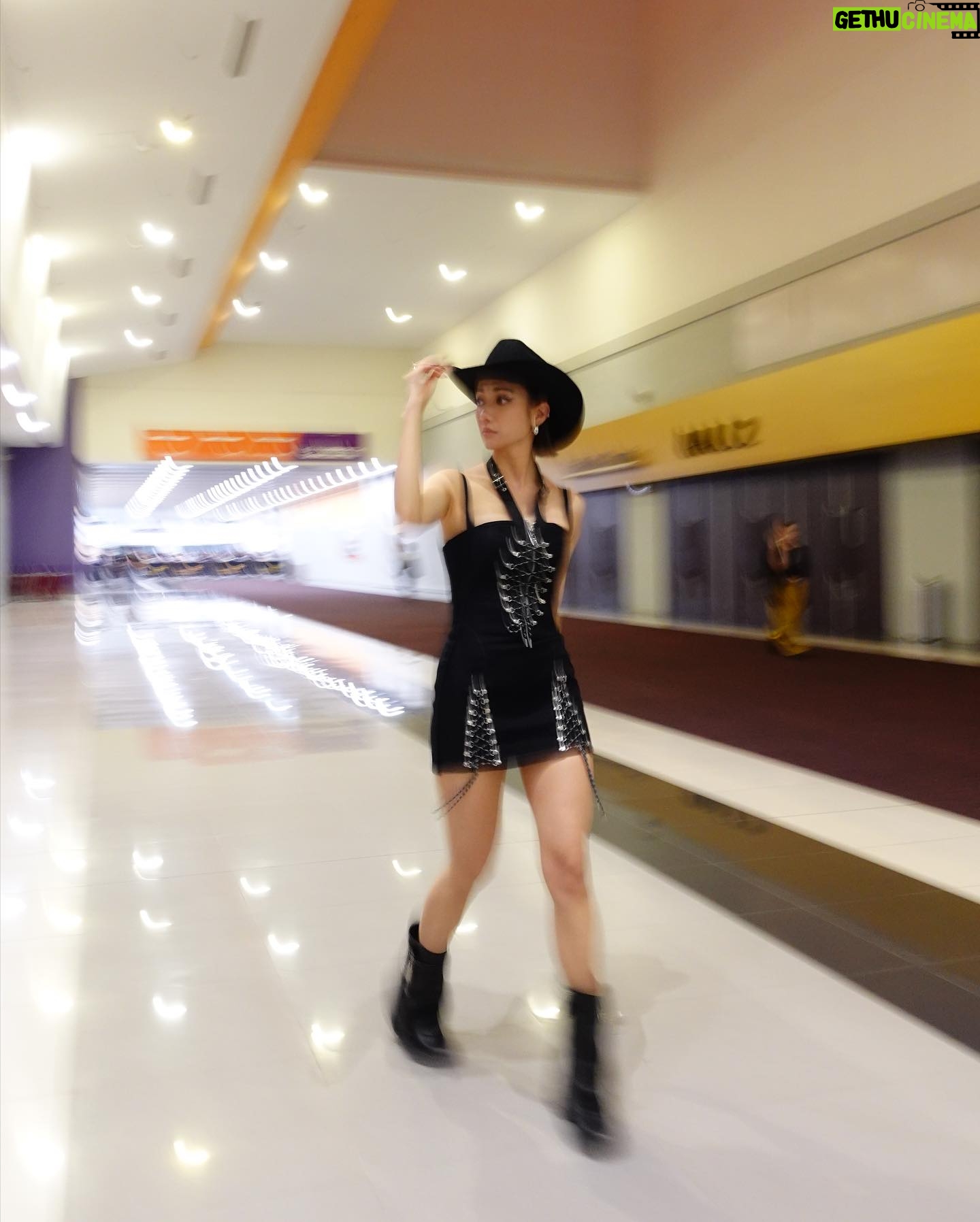 Grace Wong Instagram - These boots are made for walking … Walking all ova you 🫡 Justttttt kidding 🤭 Letting my ghetto cow girl speak 🐮 Had an incredible time Sunday night watching spectacular performances from HK n other international artists!!! Thank u @laiyingdesu for being my chatting partner all night, 總之想企起身跳就盡情跳!😘 @_marifemarife_ n @winka_chan giving me loveeeee n laughs all night and finally get to have my girlcrush moment w @collar.weare 🤭 Thank you @viutv for creating a beautiful night so we can celebrate music together. Anddddd thank you to my styling team for making me feel KYUTEEE and chill 🍹😚 Makeup : @evelynhomakeup Hair : @jamieleehair Stylist : @bebemaklm @worksbyjlg_ Wardrobe @dionlee @theattico @_solo_hk @murmurhk_official Nails : @nailpetite Team @cheungceline @cherylck92 🫶🏻 #yeehaww #GodisGood