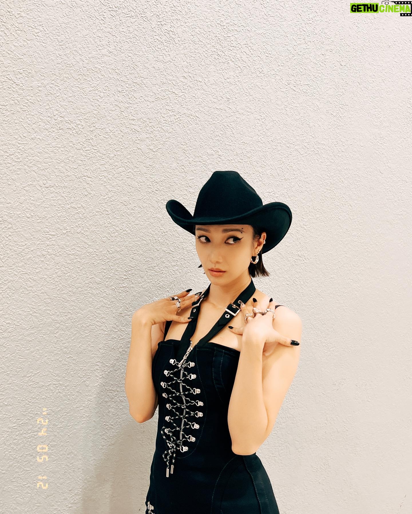 Grace Wong Instagram - These boots are made for walking … Walking all ova you 🫡 Justttttt kidding 🤭 Letting my ghetto cow girl speak 🐮 Had an incredible time Sunday night watching spectacular performances from HK n other international artists!!! Thank u @laiyingdesu for being my chatting partner all night, 總之想企起身跳就盡情跳!😘 @_marifemarife_ n @winka_chan giving me loveeeee n laughs all night and finally get to have my girlcrush moment w @collar.weare 🤭 Thank you @viutv for creating a beautiful night so we can celebrate music together. Anddddd thank you to my styling team for making me feel KYUTEEE and chill 🍹😚 Makeup : @evelynhomakeup Hair : @jamieleehair Stylist : @bebemaklm @worksbyjlg_ Wardrobe @dionlee @theattico @_solo_hk @murmurhk_official Nails : @nailpetite Team @cheungceline @cherylck92 🫶🏻 #yeehaww #GodisGood