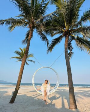 Grace Wong Instagram - Hi Vietnam~!!! Xin chào 🤩

Happy to visit such a beautiful country for the very first time! The beaches of Da Nang are gorgeous! Beautiful soft white sand 😇

Please put in comment where to go for yummy food and activities! 👀💬🤤

@calzedonia 👙🏝️