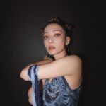 Grace Wong Instagram - Excited to join「Chill Club Awards」this year for the 1st time ever! 👀🙌🏻 LIGHT IT UP 提名: 年度跳唱歌曲 G. Racie 提名: 年度女歌手 其實見到「跳唱歌曲」這個項目都幾感動，開心樂壇終於有更多愛跳舞的歌手們，同唔同類型嘅跳舞歌🥹🥰 今年亦都見到好多新嘅組合同埋新人！希望你哋好好加油！Add Oil together 💪🏻☺️ Honored and looking forward to the party 🎉 Thank you to 君團: I seeeee you! 😚 @gracewong_officialfansclub 👀 @diesel @one.of.a.kind.hk 💄 @evelynho 💇🏻‍♀️ @jamieleehair 📸 @cherylck92