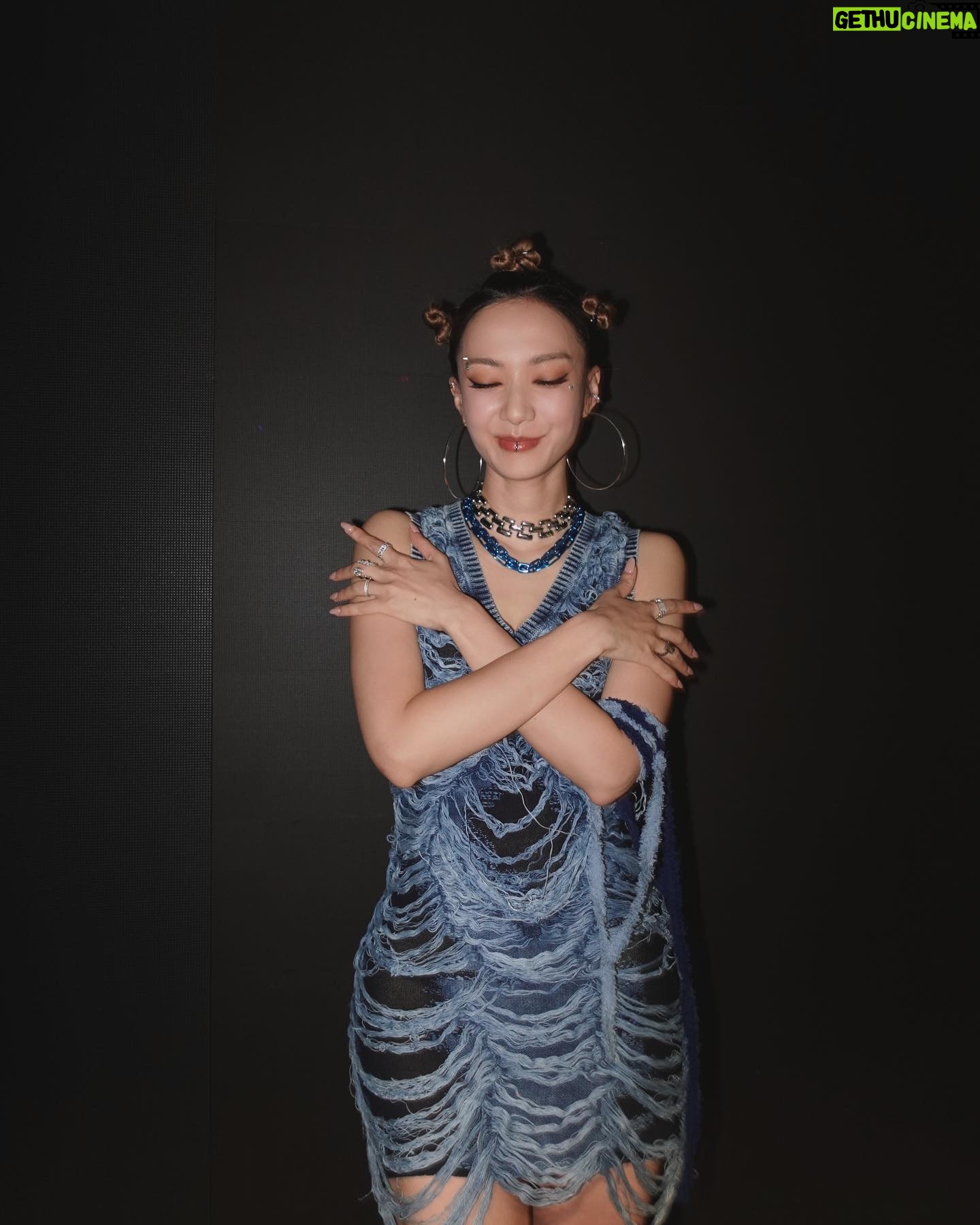 Grace Wong Instagram - Excited to join「Chill Club Awards」this year for the 1st time ever! 👀🙌🏻 LIGHT IT UP 提名: 年度跳唱歌曲 G. Racie 提名: 年度女歌手 其實見到「跳唱歌曲」這個項目都幾感動,開心樂壇終於有更多愛跳舞的歌手們,同唔同類型嘅跳舞歌🥹🥰 今年亦都見到好多新嘅組合同埋新人!希望你哋好好加油!Add Oil together 💪🏻☺️ Honored and looking forward to the party 🎉 Thank you to 君團: I seeeee you! 😚 @gracewong_officialfansclub 👀 @diesel @one.of.a.kind.hk 💄 @evelynho 💇🏻♀️ @jamieleehair 📸 @cherylck92