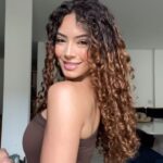 Graciely Junqueira Instagram – Eu lembro bem da sensação de querer ser diferente na minha infância, não me achava bonita e meu cabelo era um dos principais motivos… hoje agradeço à minha mãe por não ter me deixado fazer progressiva . 
Meus cachinhos fazem parte da minha identidade 🥹✨ 

#cachos #cachospoderosos #cabelocacheado