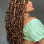 Graciely Junqueira Instagram - Pov: você descobriu um jeito diferente de finalizar o cabelo cacheado… olha esses cachinhos 🥹❤️ #cacheadasdagraci#cachos#finalizaçãocachos#cabelocacheado#beauty